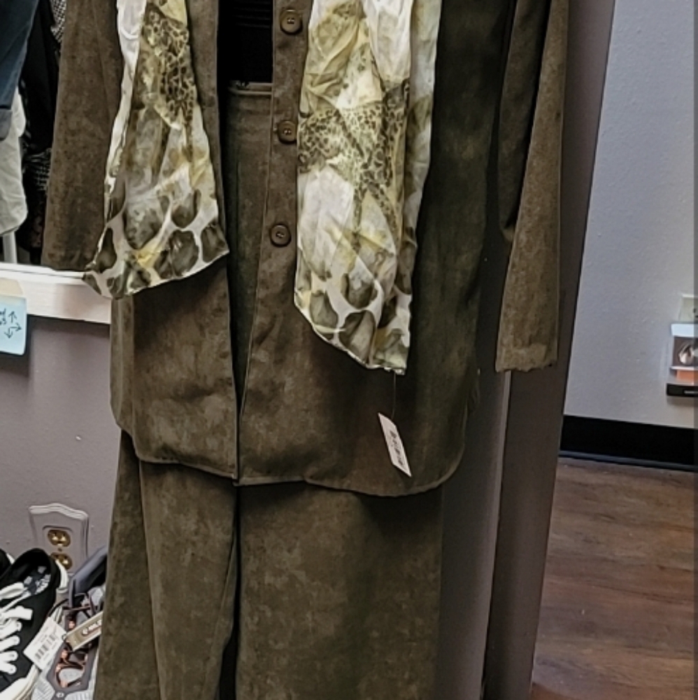 Vintage TALL GIRL Stylish Olive Suede Jacket with Unique Button